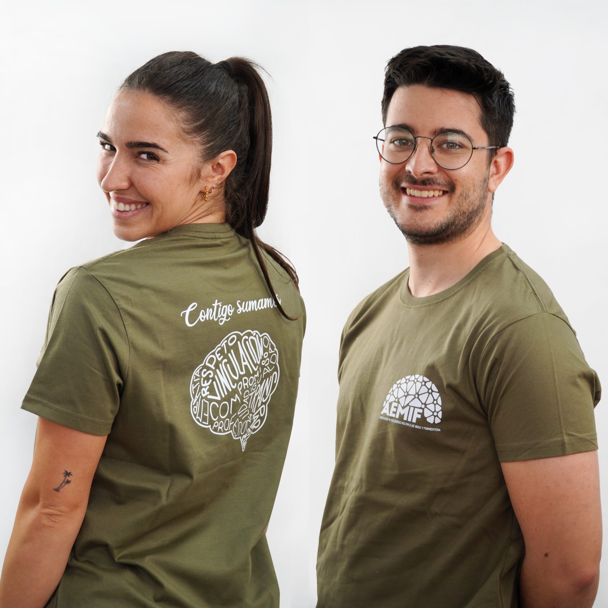 Fran y Paula, dos de nuestros neurofisioterapeutas, posan con las nuevas camisetas exclusivas de AEMIF.