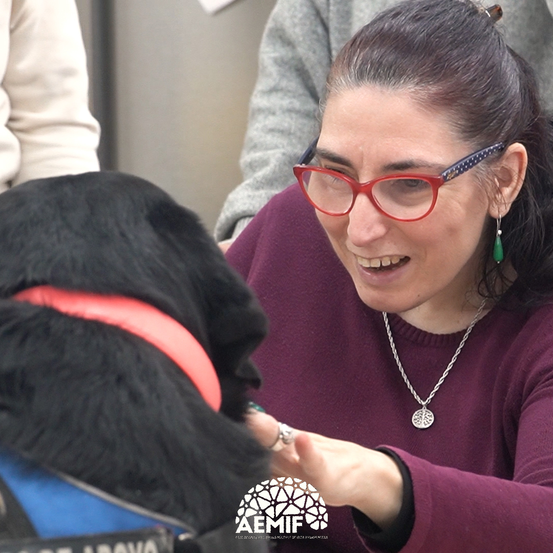 Terapia canina en el Centro de Día de AEMIF