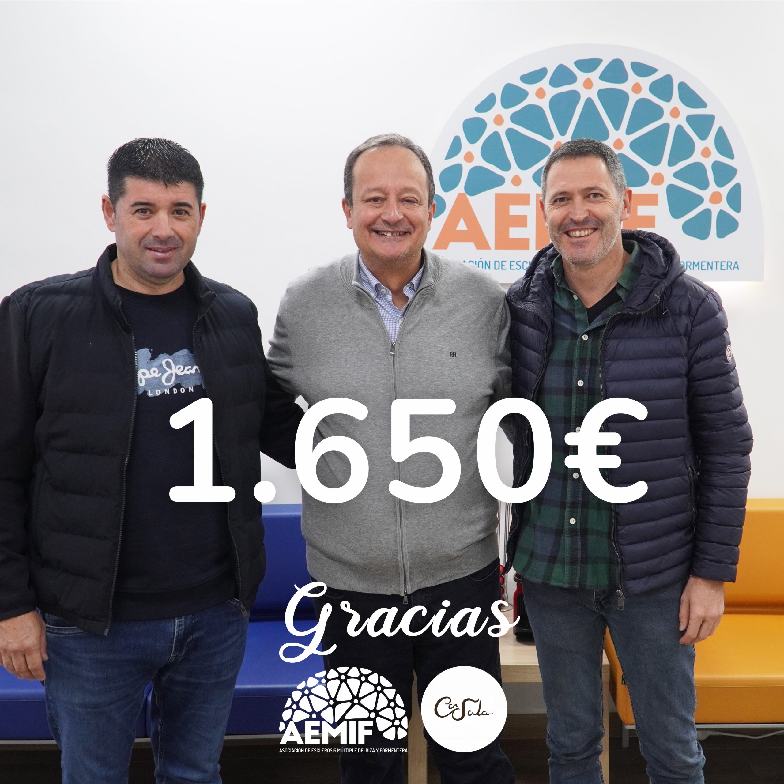 Foto de la entrega del donativo, con los representantes del restaurante Can Sala y César Castelló, el presidente de AEMIF, en la entrada del centro de neurorrehabilitación. 
